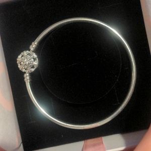 Pandora Moments Sparkling Snowflake Clasp Bangle